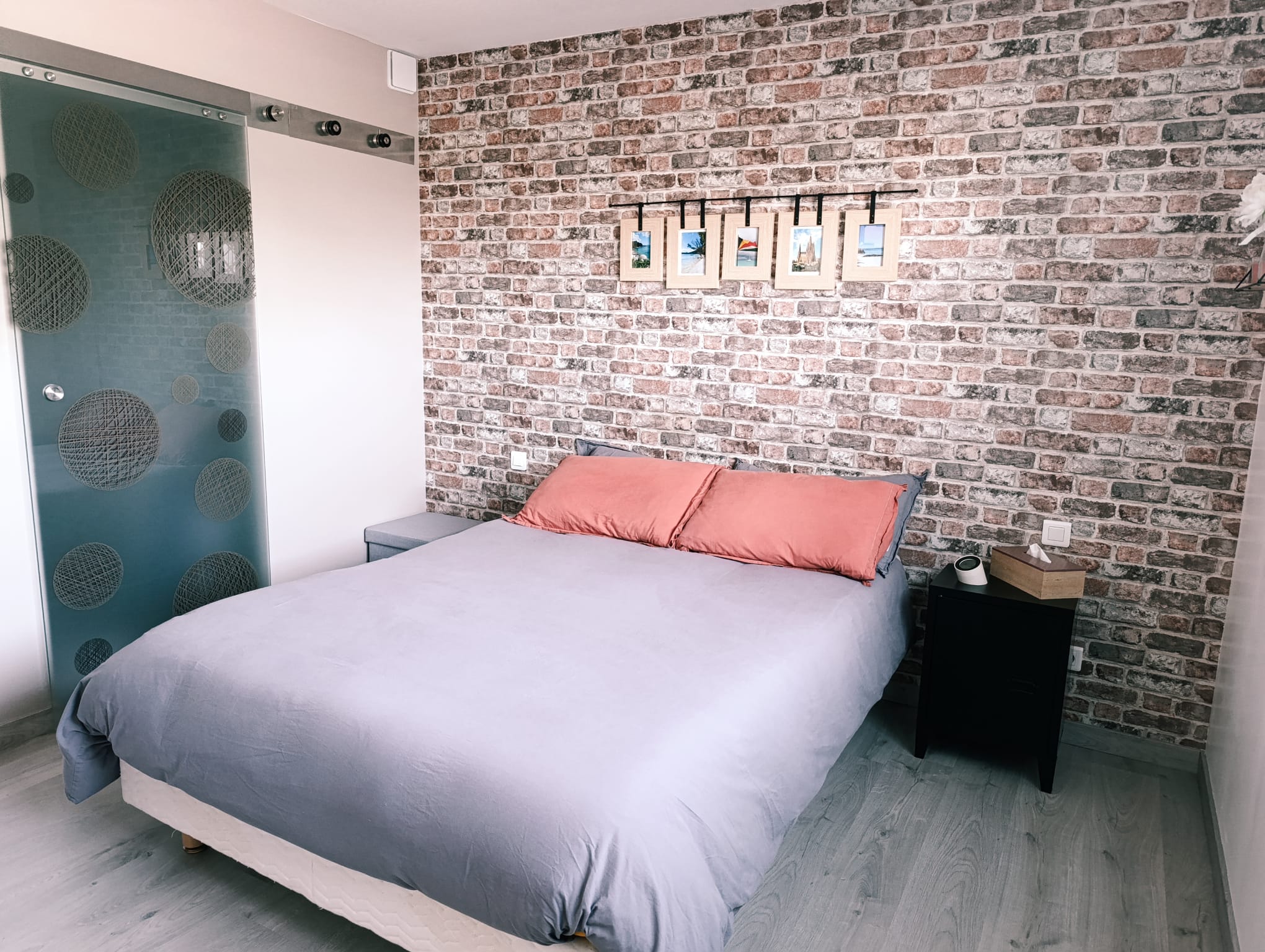 Suite parentale avec mur en briques apparentes