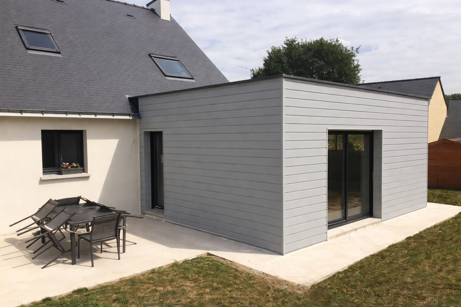 Extension contemporaine en bardage clin gris clair